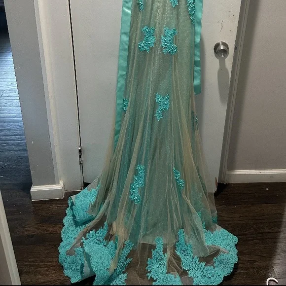 Women’s dress size 0. Aqua/teal lace with Nude underlay. Ribbon bow belt. - Picture 3 of 5